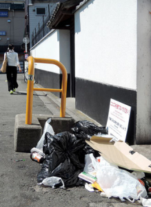 京都・三条大橋近く、ごみに困惑　風情台無し